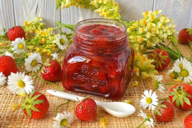 Fünf-Minuten-Marmelade aus ganzen Erdbeeren