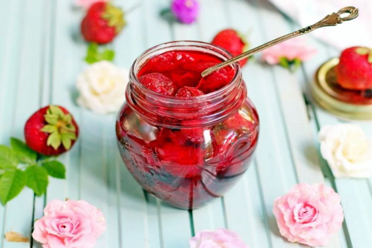 Erdbeer-Fünf-Minuten-Marmelade mit Teerose