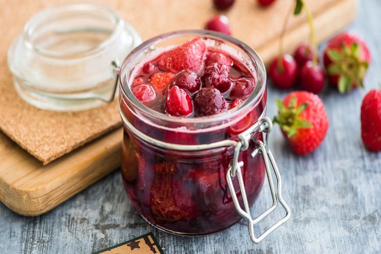 Erdbeer-Fünf-Minuten-Marmelade mit Kirschen