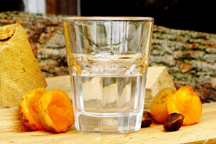 Aprikosenwein mit Kernen