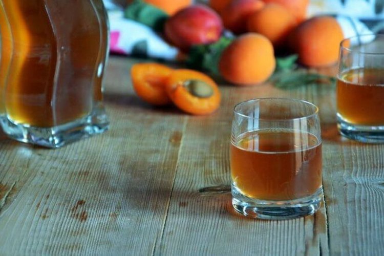 Wein aus Aprikosenmarmelade