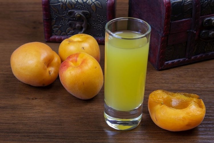 Aprikosenwein aus Kompott mit Zimt und Kurkuma