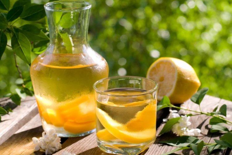 Aprikosenwein mit Zitronen