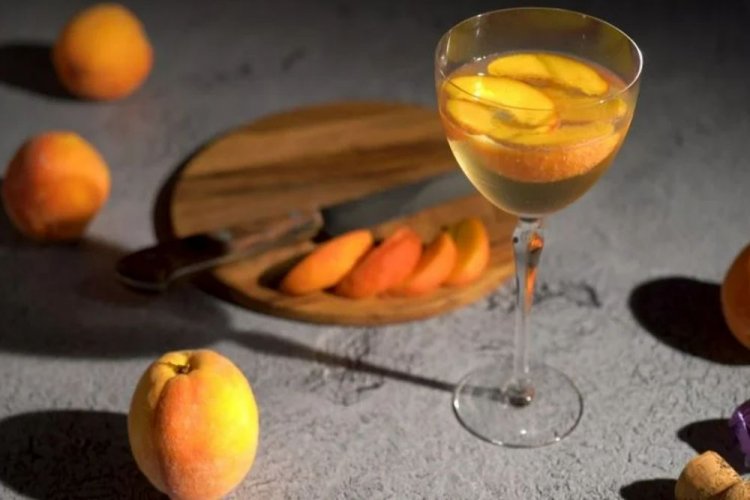 Wein aus Aprikosen und Pfirsichen