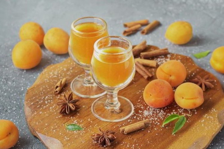 Aromatischer Aprikosenwein mit Gewürzen