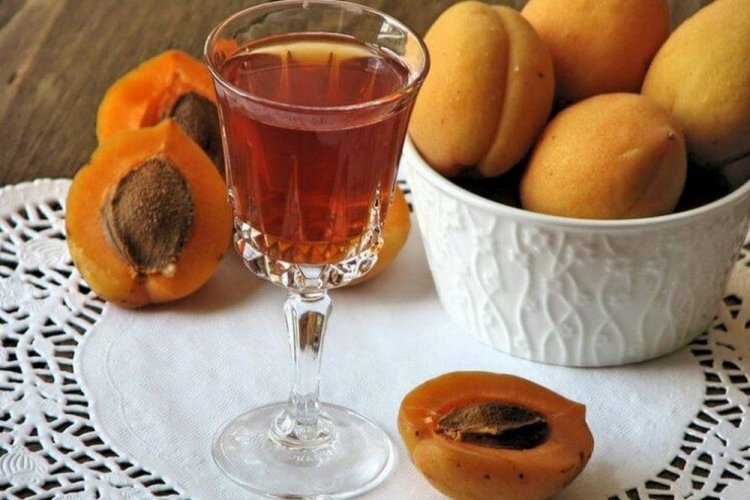 Aprikosenwein mit Nelken und Honig