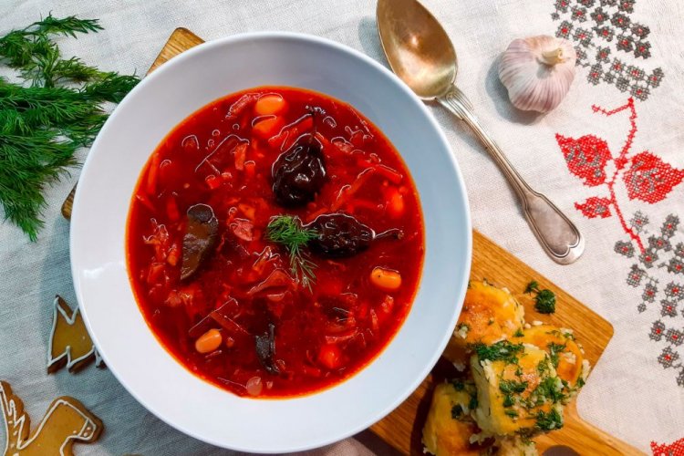 Borsch de Cuaresma con ciruelas pasas