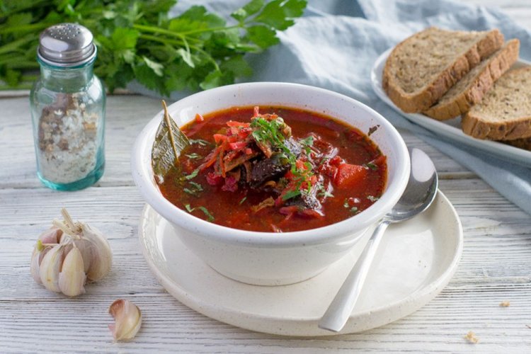 Borsch casero con setas secas