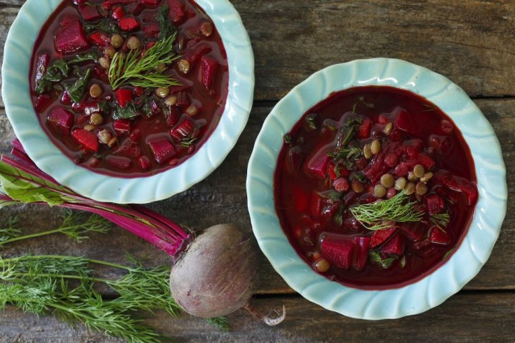 Borsch de Cuaresma con lentejas y hojas de remolacha