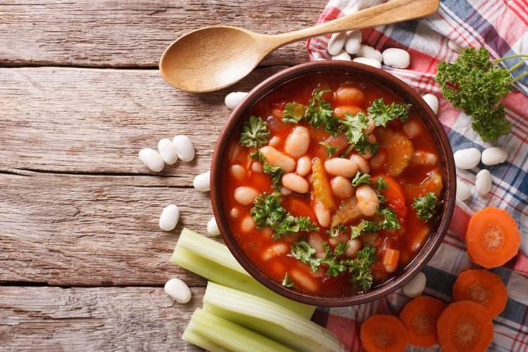 Borsch de Cuaresma con frijoles y apio