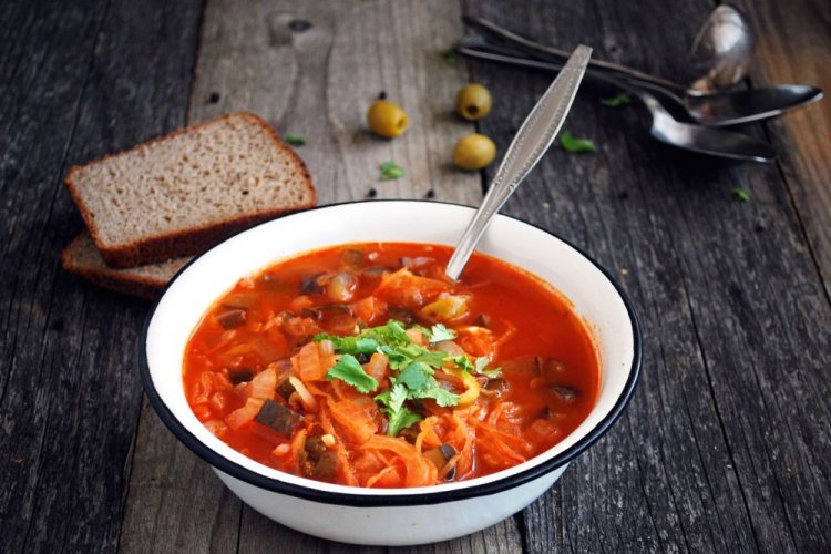 Borsch de Cuaresma con aceitunas y pepinillos