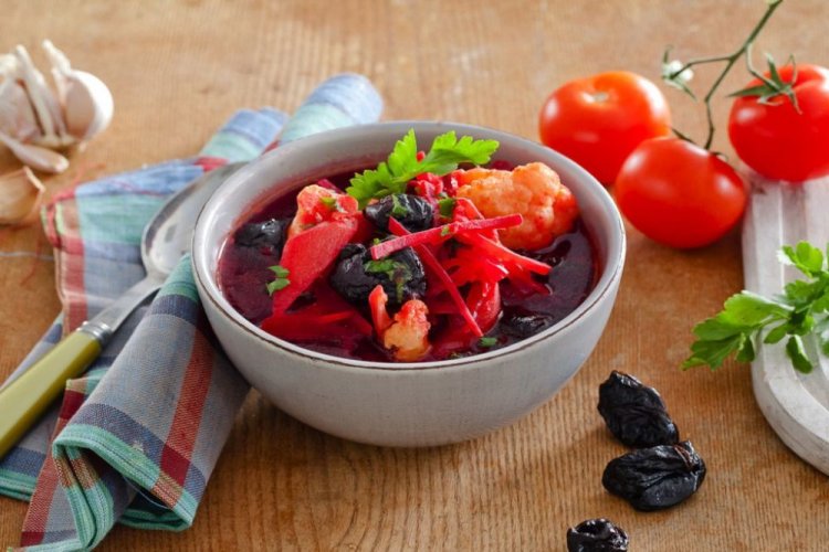 Borsch de Cuaresma con coliflor y ciruelas pasas
