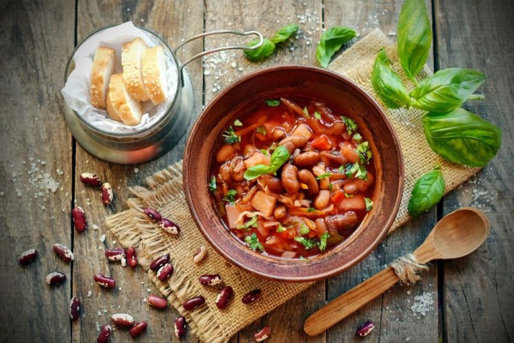 Borsch de Cuaresma con frijoles y tomates frescos