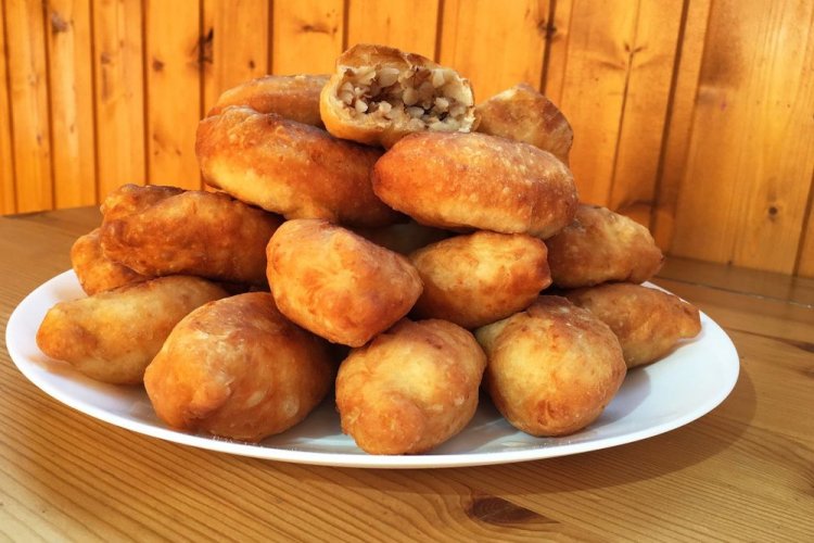 Pirozhki fritos de trigo sarraceno