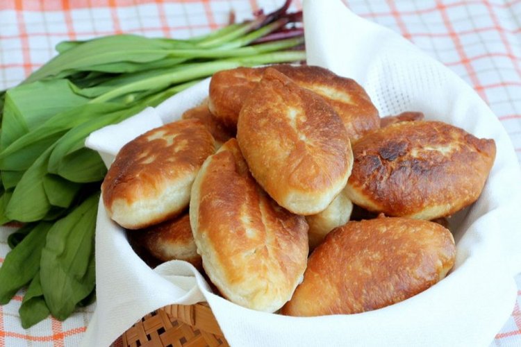 Pirozhki de ajo silvestre y cebollino en sartén