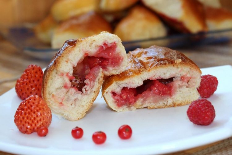 Pirozhki de fresa, grosella roja y frambuesa