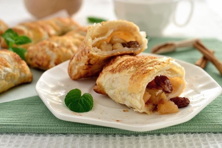 Pirozhki de manzana y albaricoque con masa de hojaldre lista para usar