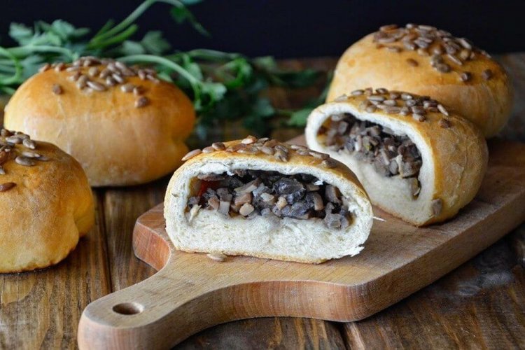 Pirozhki de levadura con champiñones y cebolla