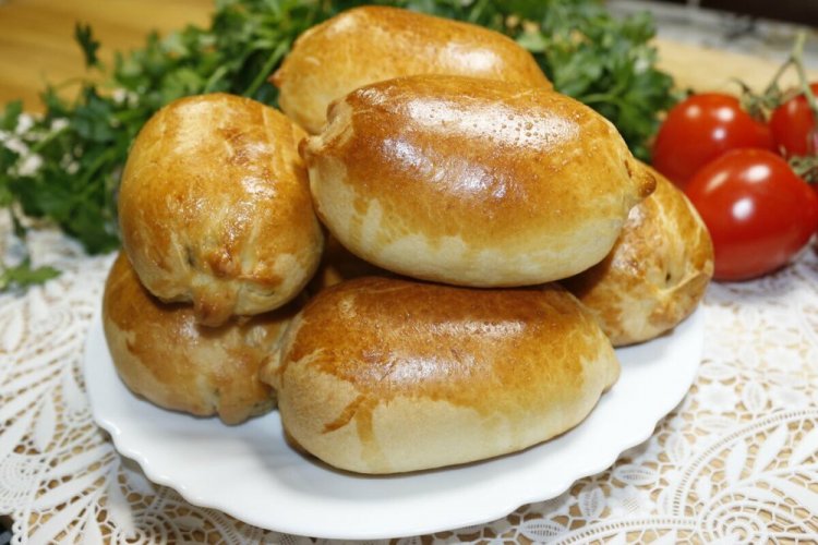 Pirozhki de Cuaresma con arroz y cebollino
