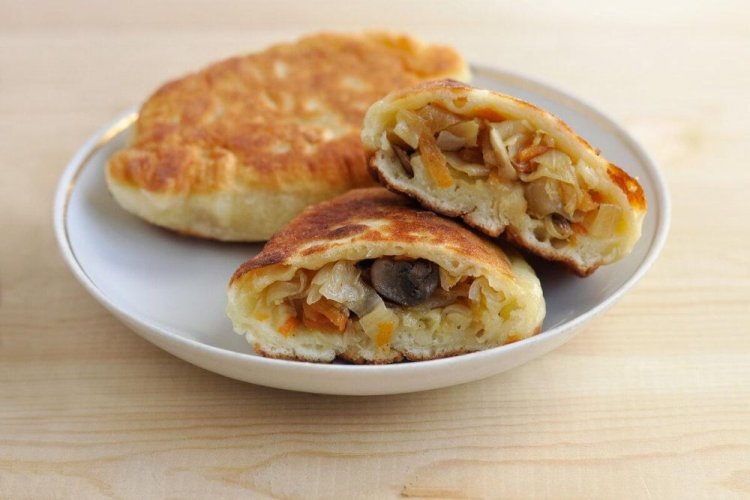 Pirozhki fritos de col y champiñones