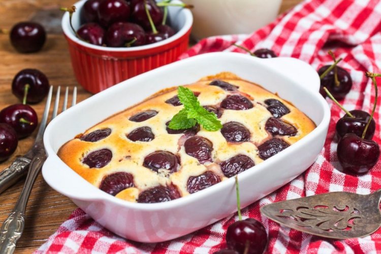 Пышный клафути с вишней