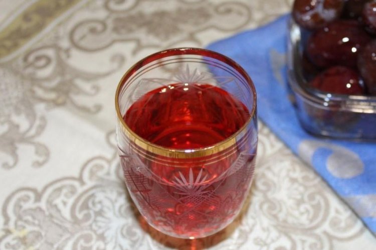 Vino de ciruelas pasas con canela