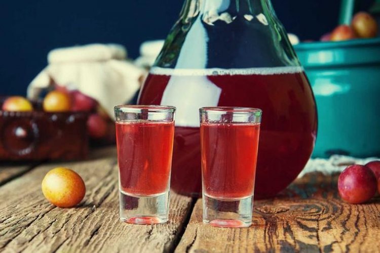 Vino de ciruela con levadura seca