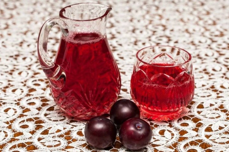 Vino de ciruela con cáscaras de limón