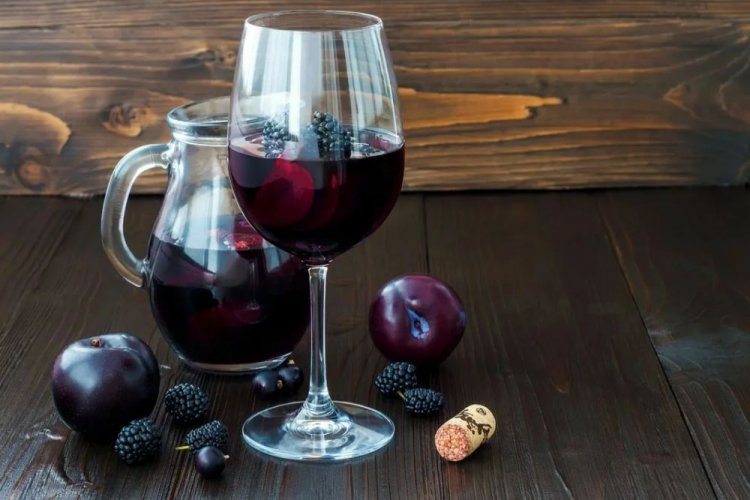 Vino de ciruela y moras