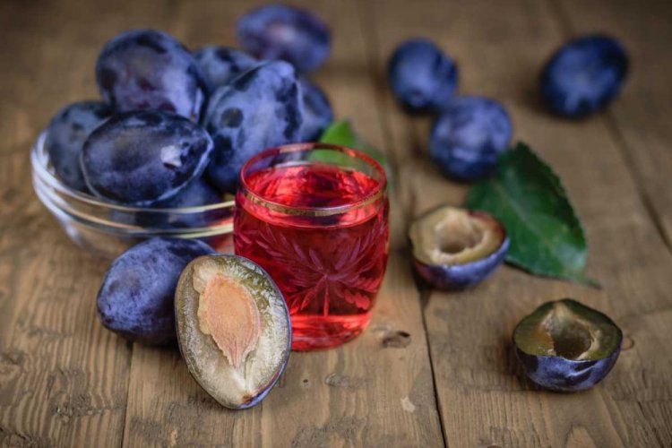 Vino de ciruela con levadura fresca