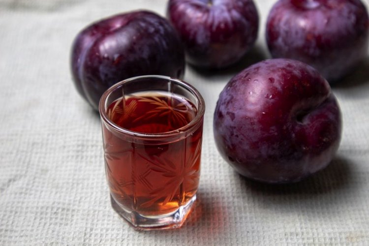 Vino de ciruela con levadura de vino