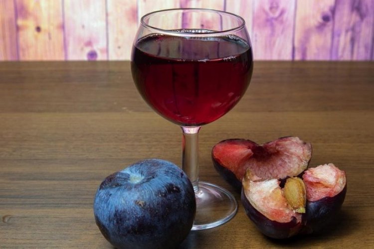 Vino de ciruela con huesos y levadura de pasas