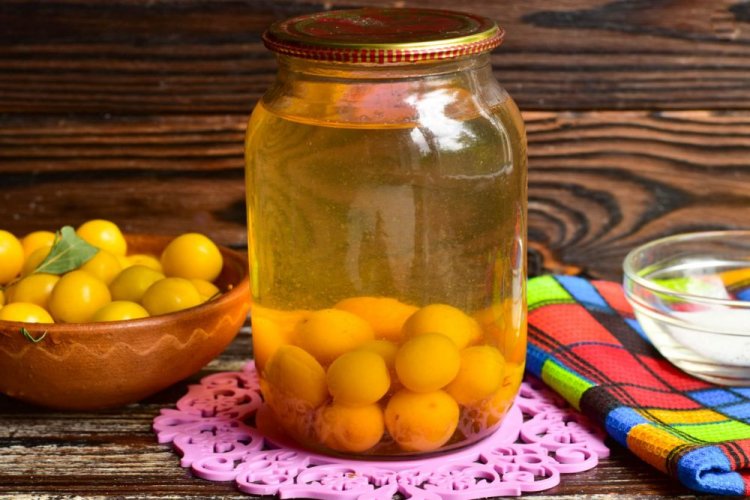 Compota de ciruela cereza con zumo de limón para el invierno