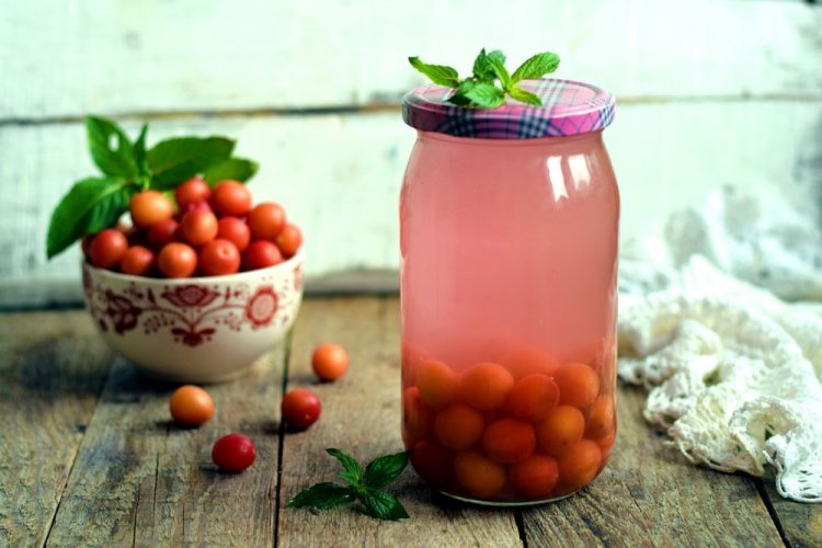 Compota de ciruela cereza con menta y cáscaras de naranja