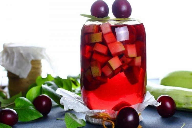 Compota de ciruela cereza y calabacín para el invierno