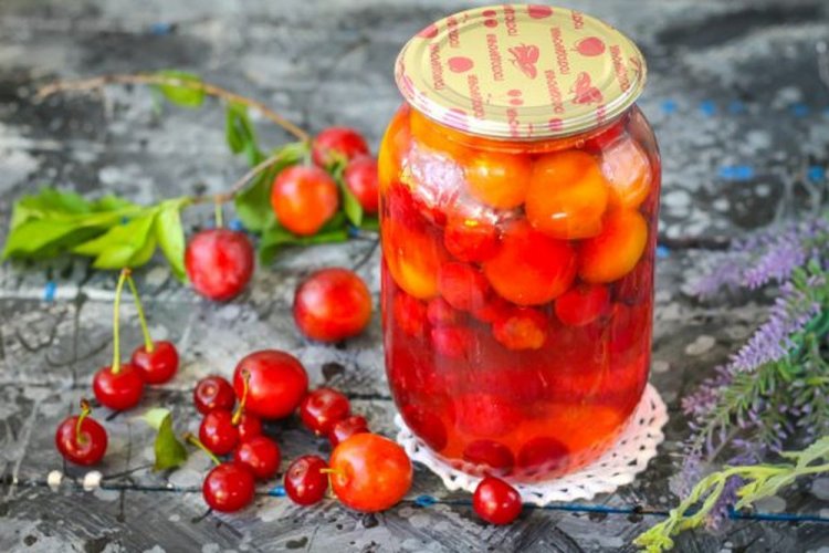 Compota de ciruela cereza y cerezas con esterilización