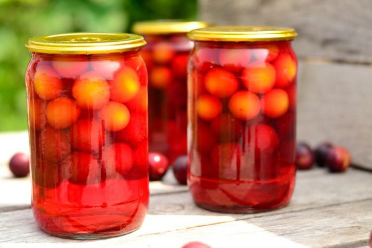 Compota de ciruela cereza con canela para el invierno