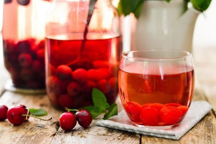 Compota de ciruela cereza, cerezas y menta