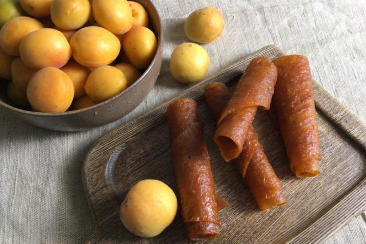 Sugar-Free Apricot Fruit Leather with Ground Cinnamon