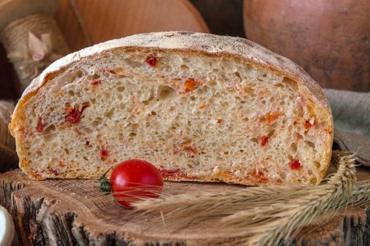 Lenten Bread with Dry Yeast and Tomatoes
