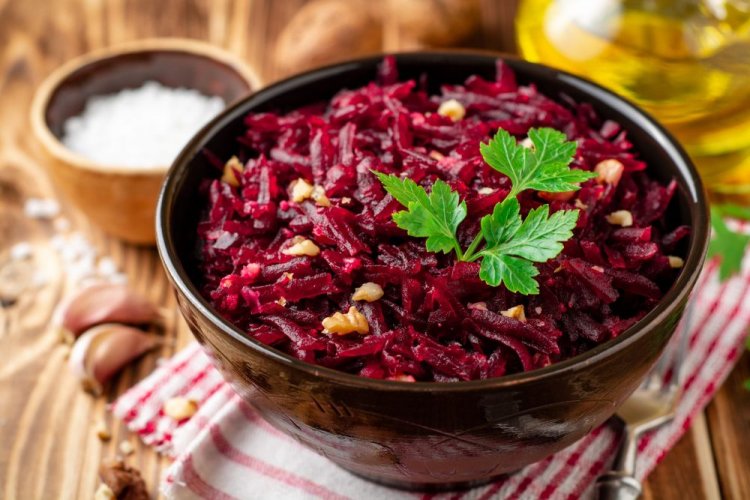 Beetroot Salad with Garlic and Walnuts