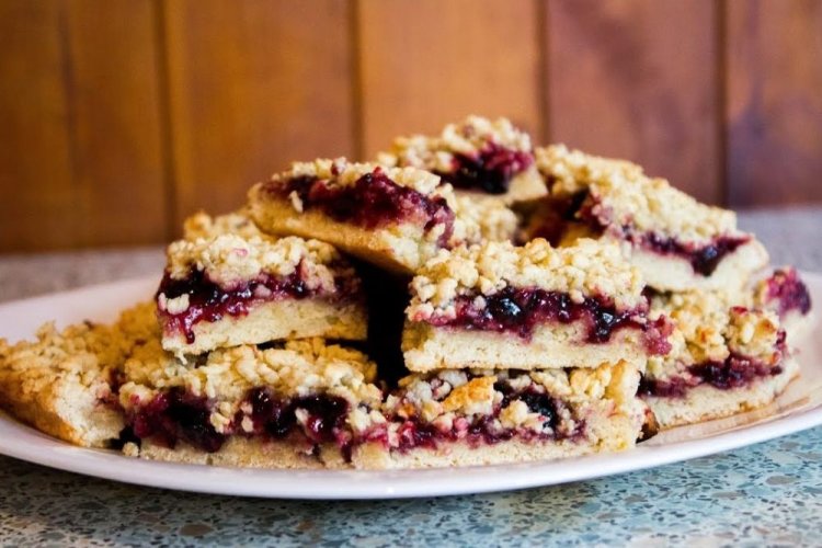 Grated Pie with Cherry Jam