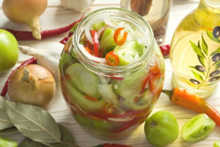 Grüne Tomaten mit Zwiebeln, Knoblauch und scharfer Paprika