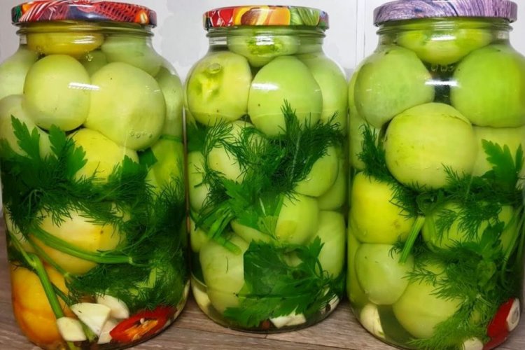 Ganze grüne Tomaten mit Knoblauch und scharfer Paprika