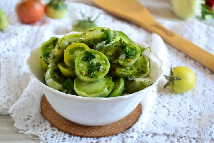 Grüne Tomaten mit Meerrettich für den Winter