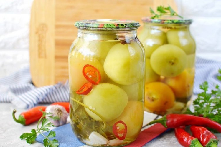 Grüne Tomaten mit Zitronensaft für den Winter