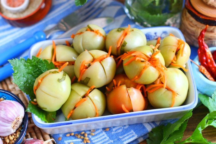 Grüne Tomaten, gefüllt mit Karotten und Petersilie