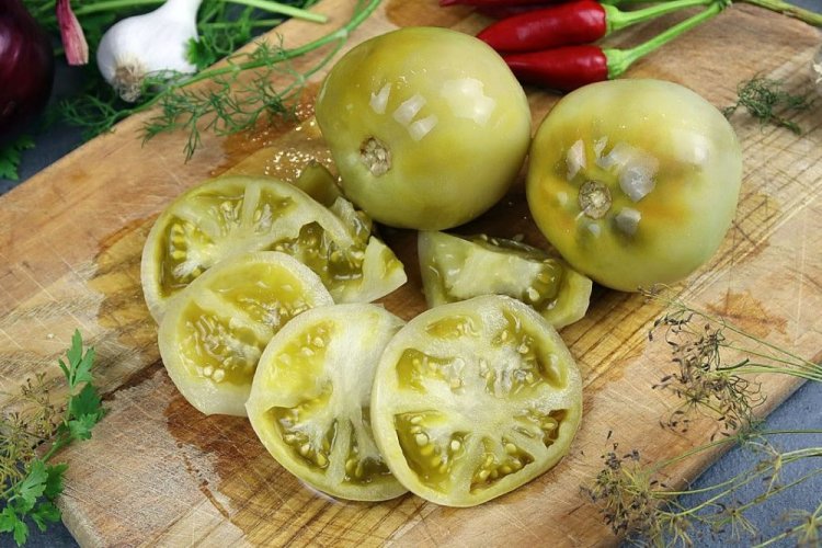 Fermentierte grüne Tomaten auf kalte Art
