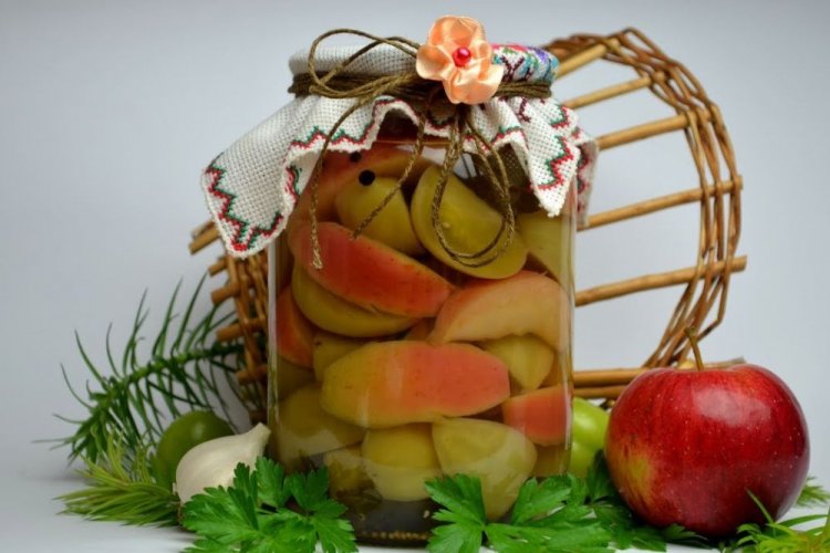 Grüne Tomaten mit Äpfeln und Knoblauch