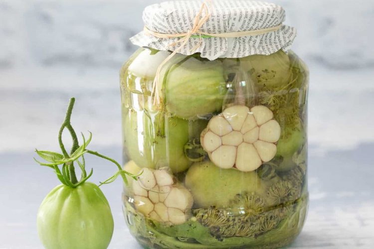 Grüne Tomaten mit Knoblauch für den Winter